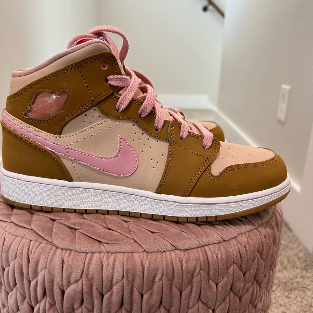 Air Jordan 1 Mid GG Lola Bunny